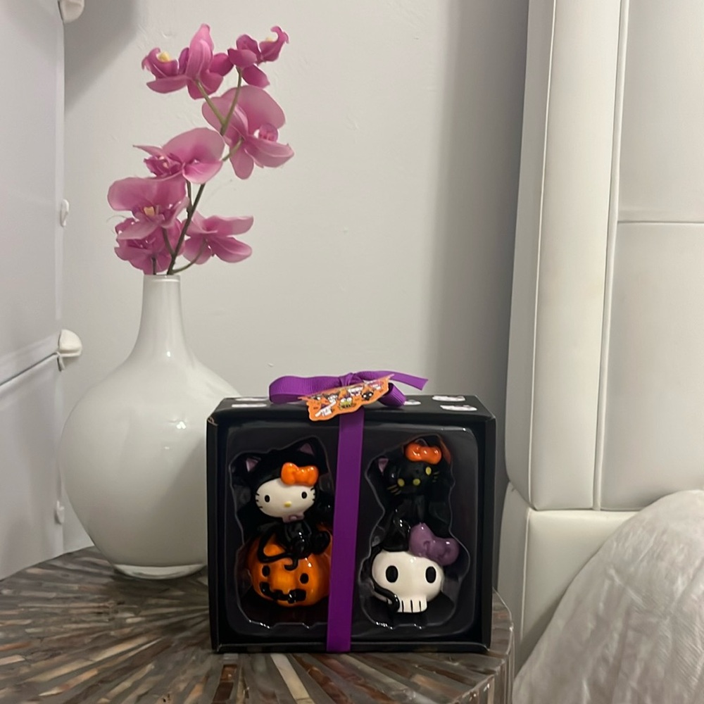Limited edition, Hello Kitty Halloween, salt and pepper set
